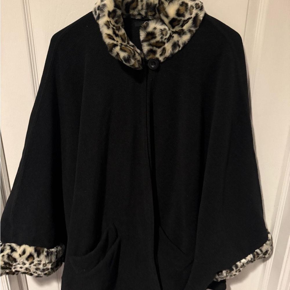 Cejon Black Cape with Leopard Trim